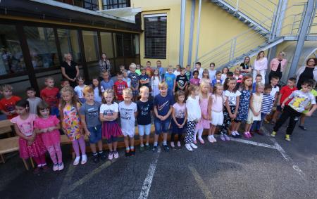 PRVI ŠOLSKI DAN SPREJEM PRVOOLČKOV CERKNICA 12 FOTO LJUBO VUKELIČ